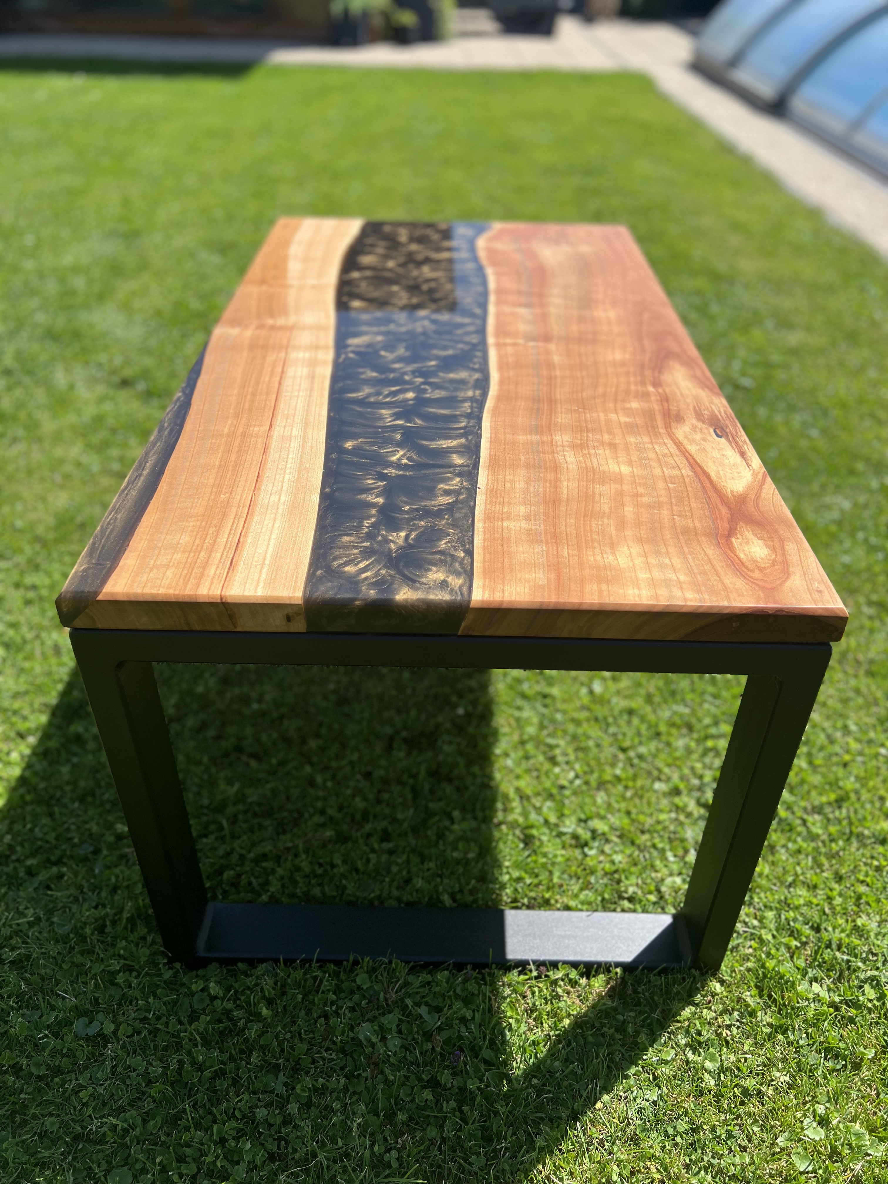 Epoxidový konferenční stolek